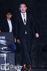 组图：河正宇寸头亮相《The Terror Live》发布