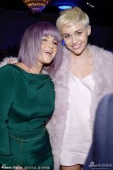 组图：麦莉格莱美派对清新风 收敛性感变俏皮