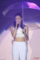 组图：钟嘉欣热力开唱 陈慧琳担任嘉宾