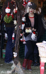 高清：克里斯蒂娜全家外出购物 怀抱爱子挑选圣诞树