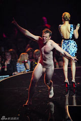 组图：GagaMTV颁奖礼丁字裤秀电臀 潘妮蒂尔遇裸男