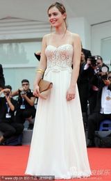 组图：女星海达斯吊带白裙走红毯身材凹凸有致