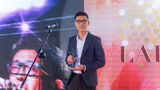 组图：张赫宣现身颁奖盛典 获封年度人气男歌手