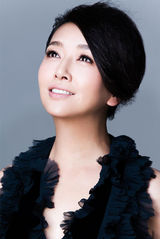 组图：江珊率性写真展现飒爽英姿下的温柔