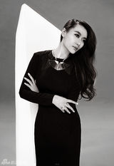 组图：爱戴回归 曝首波复古黑色长裙宣传照