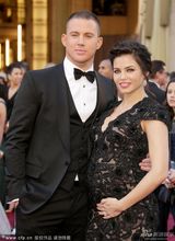 组图：奥斯卡红毯-钱宁-塔图姆热吻怀孕娇妻