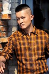 组图：杨志刚英伦风情写真尽显潇洒