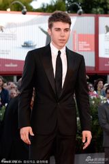 组图：《冒牌家庭》杰拉德-冯克帅气亮相红毯