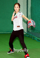 组图：金泰熙为棒球比赛开球 英姿飒爽有模有样