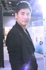 组图：于晓光出席名车活动 高大阳光形象超越车模