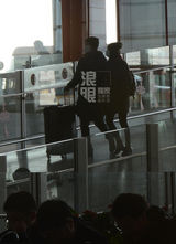 独家：高圆圆送赵又廷离京 牵手依偎机场拥吻
