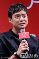 组图：千正明新片发布 金敏贞短款紧身衣秀腹肌