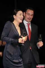 组图：巩俐黑色深V长裙亮相 身材性感气质优雅