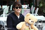 组图：韩星朴施厚抱玩偶街头卖萌开心似孩童