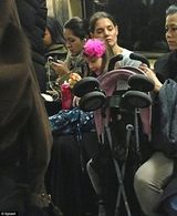 组图：凯蒂离婚后勤俭持家 带小苏瑞搭地铁