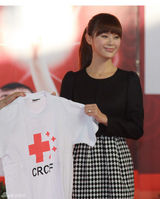 组图：佟大为夫妇为公益代言 关悦亲密接触洒爱心