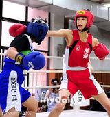 组图：韩女演员李诗英参加女子拳击比赛获胜
