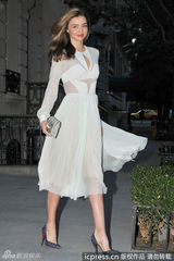 组图：米兰达-可儿白色透视礼服亮相 性感迷人