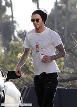 组图：贝克汉姆携三公子外出 父子吃冰激凌玩回眸