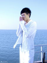 组图：冯铭潮全新夏日写真 白色衣衫展露温暖笑容