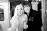 组图：Gaga献唱滚石演唱会 条纹连体镂空衫秀胸器