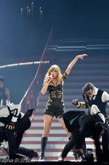 组图：泰勒蕾丝爆乳女王范 玩跳水热拥绯闻男友