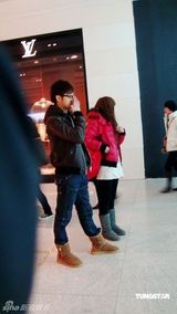 幻灯图：田亮携女伴逛街吃饭 简单打扮全程笑容不断