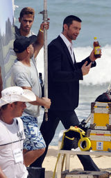 幻灯图集：休-杰克曼巴西拍广告 海滩献吻黄衣美女