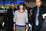 组图：元斌抵京宣传新片 低调现身机场只露半边脸