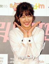 组图：韩性感女星Clara宣传新剧 深V纱裙秀巨乳