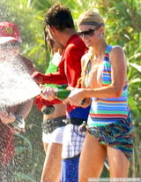 幻灯图：希尔顿姐妹法国度假 穿性感比基尼玩跳板