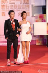 组图：艾怡良性感秀美腿 工作人员蹲地理裙摆