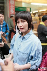 组图：何超仪为演活角色 不惜倒垃圾洗碗