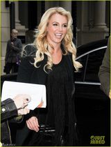 组图：31岁布兰妮日换两装手臂粗壮