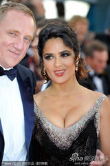 组图：海耶克戛纳携夫走秀 深V黑裙大秀傲人双峰