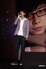 组图：胡夏趁胜追击推新辑 戴爱玲为其发片站台