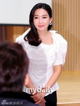 组图：《你的女人》发布会朴英琳深V秀美背