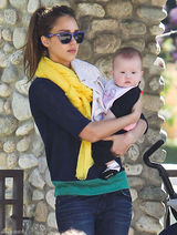 高清图：杰西卡-阿尔芭享受亲子时光小女儿可爱