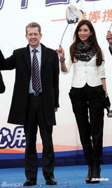 高清图：林志玲上海代言 不惧严寒七分袖亮相