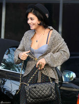 高清组图：凡妮莎-哈金斯街拍牛仔拼接裙搭黑帽