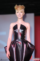 组图：桂纶镁金发造型示人 舞台上大玩变装秀