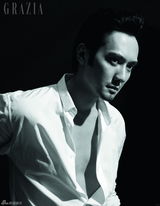 组图：冯绍峰半裸露背秀肌肉 拍大片宣传《鸿门宴》