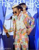 组图：鸟叔获首尔歌谣大奖最高奖 全场起立鼓掌