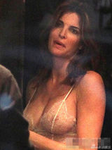 组图：超模史蒂芬妮逛内衣店 真空试衣豪乳毕现