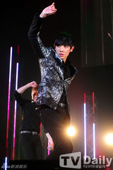 组图：韩团MBLAQ日本开唱 不顾形象大做鬼脸