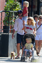 高清组图：娜奥米-沃茨全家出游 一对儿子可爱