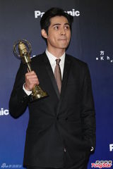 组图：周渝民金钟奖封视帝 后台激动亲吻奖杯