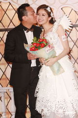 组图：徐淑敏携老公黄浩出席婚纱活动大秀恩爱