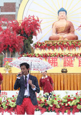 组图：陈晓东淋雨为妈妈献唱 做称职“全陪”