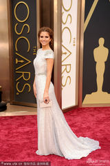 组图：玛丽娅-曼努诺斯复古发型裸背娇艳